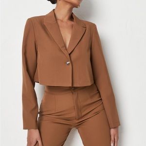 PETITE TAILRED CROP SS BLZER COORD. 
CHOCOLATE